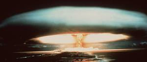 Nach der Explosion einer französischen Atombombe 1971 schwebt dieser riesige Atompilz über dem Mururoa-Atoll.