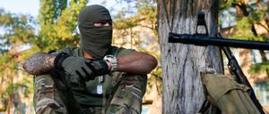 Mitglied einer ukrainischen Bürgerwehr beim Training in Mariupol.