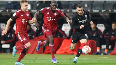 Intensives Spiel. Die Bayern (Joshua Kimmich und Dayot Upamecano, von links) wurden von Filip Kostic und seiner Mannschaft gehörig gefordert.