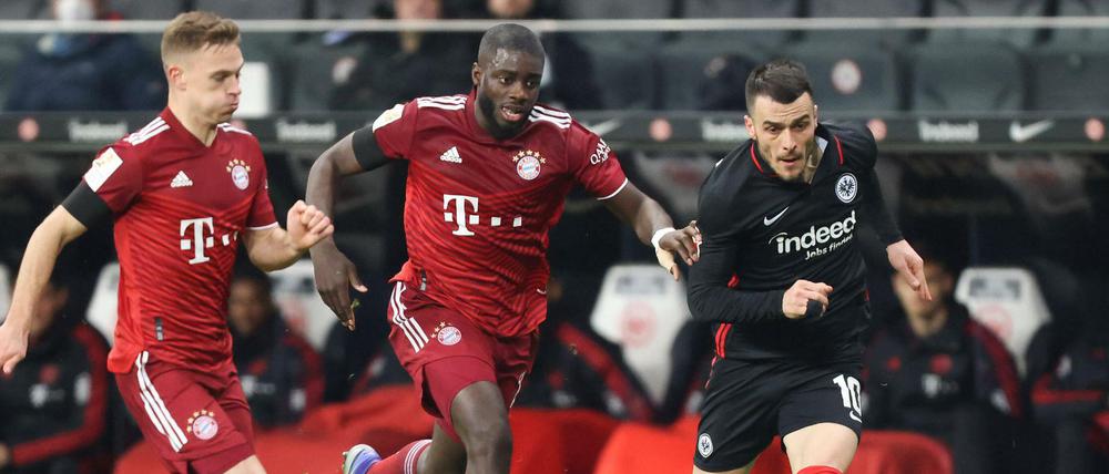 Intensives Spiel. Die Bayern (Joshua Kimmich und Dayot Upamecano, von links) wurden von Filip Kostic und seiner Mannschaft gehörig gefordert.