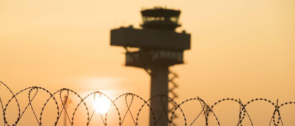 Gut abgeschirmt. Der Kontrollturm des Flughafens Berlin-Brandenburg.
