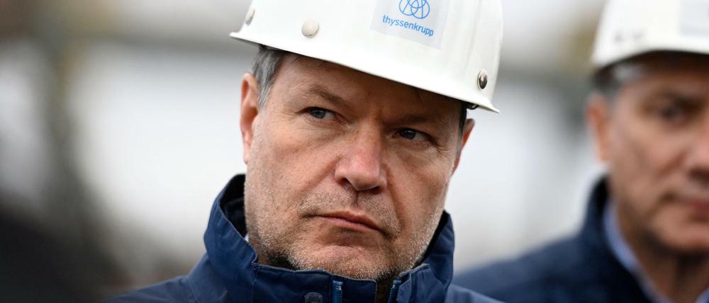 Robert Habeck beim Besuch eines Stahlwerks von Thyssenkrupp in Duisburg. Auch Deutschlands Industrie ist auf eine sichere Erdgasversorgung angewiesen.