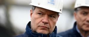 Robert Habeck beim Besuch eines Stahlwerks von Thyssenkrupp in Duisburg. Auch Deutschlands Industrie ist auf eine sichere Erdgasversorgung angewiesen.
