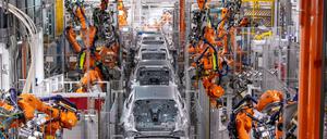 Roboter von ABB arbeiten an der Karosserie von verschiedenen BMW-Modellen.