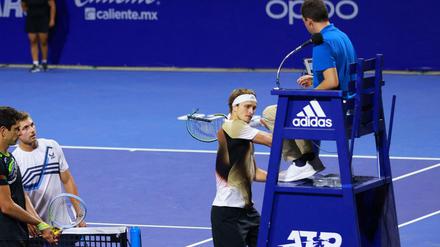 Alexander Zverev schlug nach einer Niederlage mehrfach mit dem Schläger gegen den Schiedsrichterstuhl.