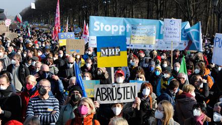 „мир“. Die Menschen wollen Frieden in der Ukraine.
