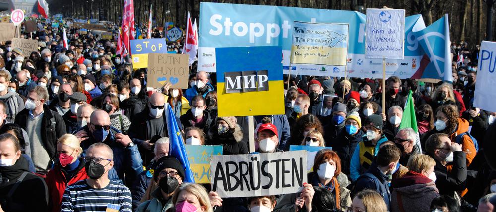 „мир“. Die Menschen wollen Frieden in der Ukraine.