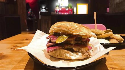 Klassiker, neu verpackt: Der Salt Beef Burger von Sun Day in der Markthalle Pfefferberg. 