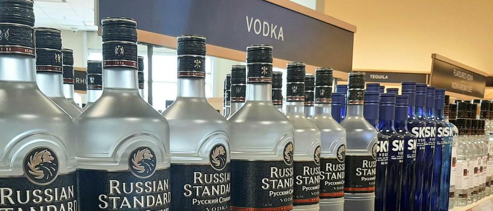 Mancherorts verschmäht: Flaschen mit russischem Wodka.