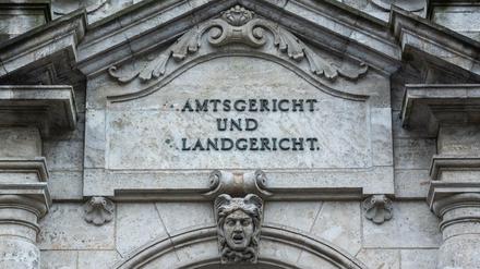 Für Menschen mit wenig Geld ist der Umgang mit Gerichten und Behörden oft schwieriger.