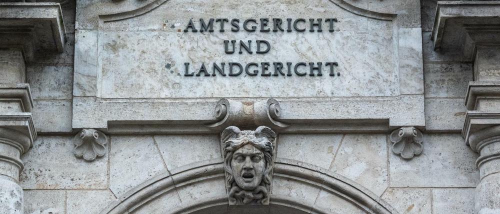 Für Menschen mit wenig Geld ist der Umgang mit Gerichten und Behörden oft schwieriger.