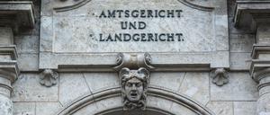 Für Menschen mit wenig Geld ist der Umgang mit Gerichten und Behörden oft schwieriger.