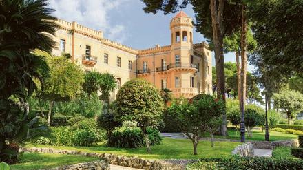 Ein Spaziergang durch den Garten: In der Villa Igiea können Besucher unter Palmen und blauem Himmel abschalten.