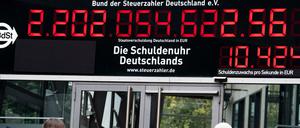 Die Schuldenuhr am Gebäude des Bundes der Steuerzahler in Mitte zeigte bereits im Februar 2021 einen neuen Höchststand an. Weltweits sieht es teilweise noch schlimmer aus.