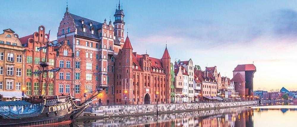 Historische Stadtansicht mit Krantor (rechts) entlang der Mottlau.