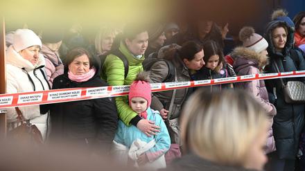 Geflüchtete Frauen und Kinder aus der Ukraine hinter einer Absperrung im polnischen Przemysl