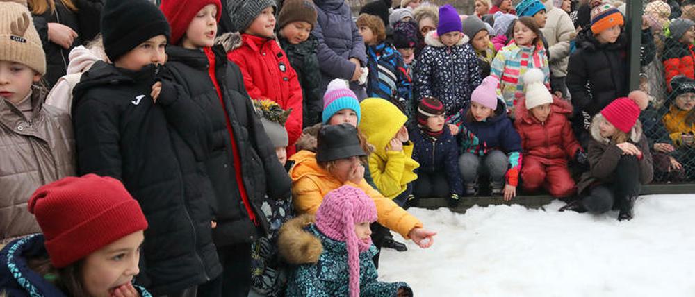 Kinder im Schnee bei einer Evakuierungsübung einer Schule in Charkiw in der Ukraine.