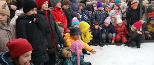 Kinder im Schnee bei einer Evakuierungsübung einer Schule in Charkiw in der Ukraine.