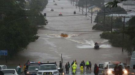 Boote fahren auf überschwemmten Straßen in der Stadt Lismore im Nordosten von New South Wales. 
