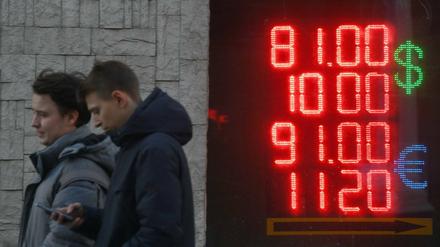 Mit Kapitalspritzen und Fremdwährungsgeschäften will die russische Zentralbank ihr Finanzsystem stützen.