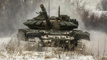 Ein russischer Panzer während einer militärischen Übung.