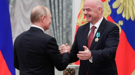 Ein Jahr nach der WM in Russland überreichte Putin Fifa-Präsident Gianni Infantino den „Orden der Freundschaft“.