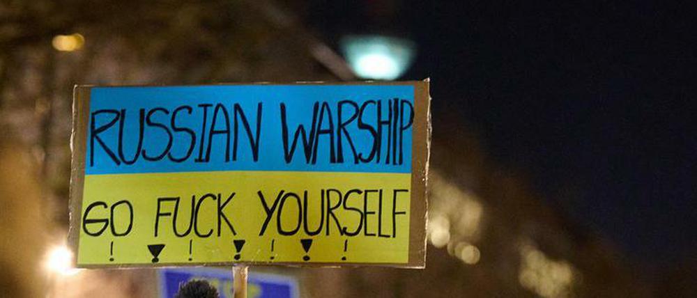 „Go Fuck yourself“ steht auf einem Transparent, das eine Person während der Mahnwache zum Ukraine-Konflikt vor der Russischen Botschaft hält.