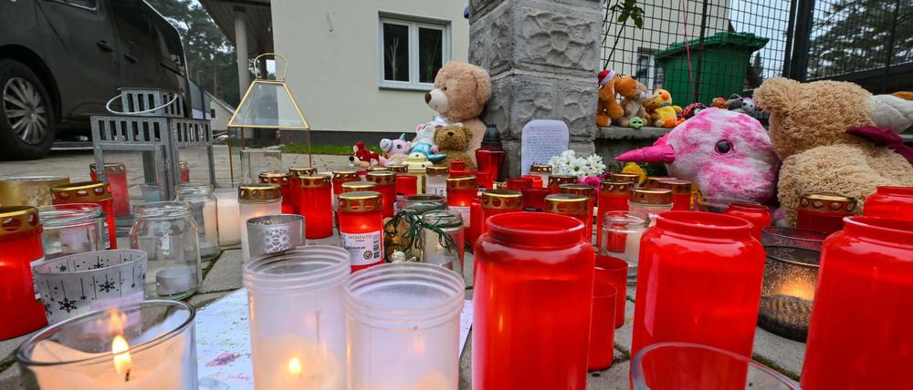 Trauer in Königs Wusterhausen. Im Dezember 2020 erschoss ein radikaler Impfgegner in der brandenburgischen Stadt seine Frau und die drei Töchter. Die Polizei stuft die Tat als rechts motiviert ein