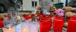Trauer in Königs Wusterhausen. Im Dezember 2020 erschoss ein radikaler Impfgegner in der brandenburgischen Stadt seine Frau und die drei Töchter. Die Polizei stuft die Tat als rechts motiviert ein