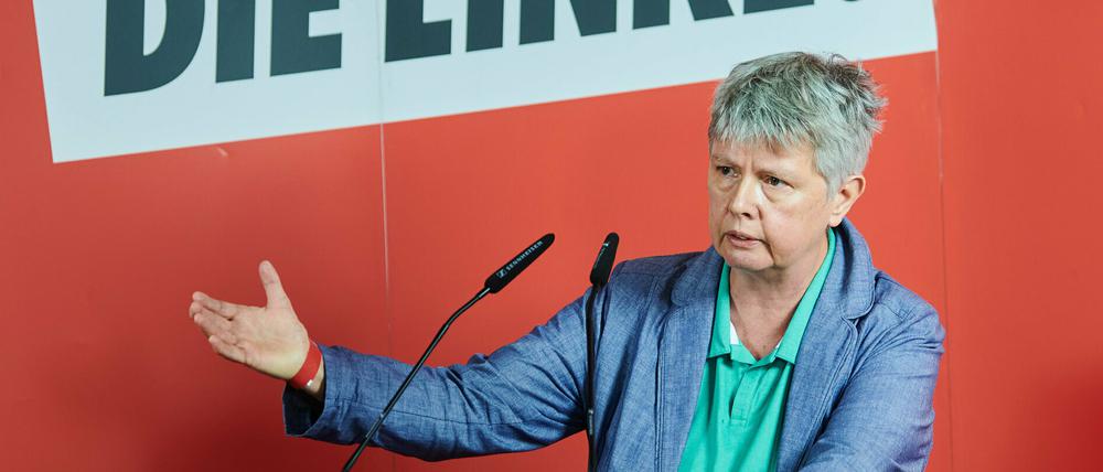 Katina Schubert, Landesvorsitzende der Partei Die Linke in Berlin, kann den Parteitag nur aus der Quarantäne heraus verfolgen.