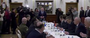 Die Delegationen kamen am Montagvormittag zusammen.