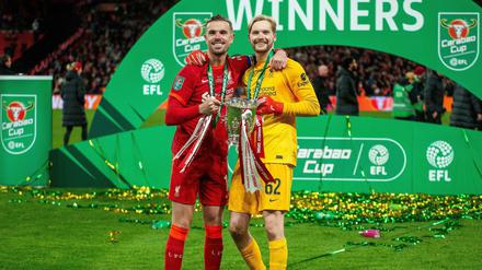 Der FC Liverpool gewinnt den Ligapokal -Torwart Caoimhin Kelleher (re.) avancierte dabei zum Matchwinner. 