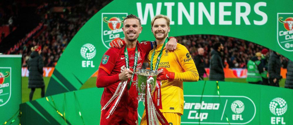 Der FC Liverpool gewinnt den Ligapokal -Torwart Caoimhin Kelleher (re.) avancierte dabei zum Matchwinner.