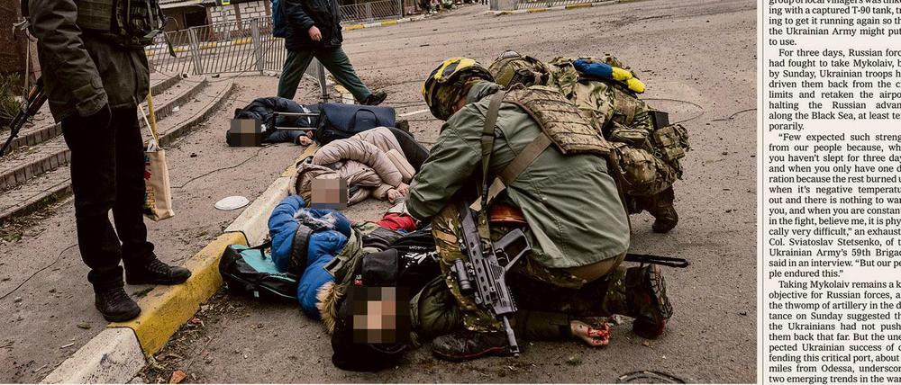 „Das war das Ziel, die Zivilisten“. Das Foto von Kriegsreporterin Lynsey Addario zeigt die Folgen der russischen Invasion in der Ukraine ungeschönt. Auf der Titelseite der „New York Times“ wurden die Gesichter der Opfer unverpixelt gezeigt.