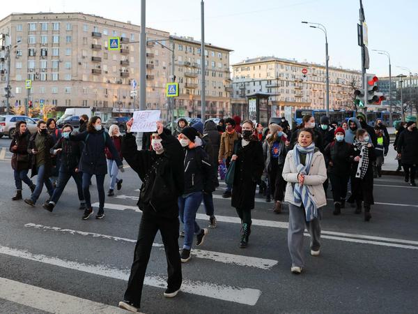 Jugendliche demonstrieren in Moskau, einer hält ein Schild mit der Aufschrift "Nein zum Krieg" hoch.