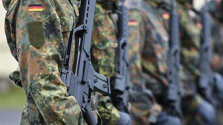 Soldaten der Kurmark-Kaserne in Storkow tragen bei einem Apell Sturmgewehre im Oktober 2020.