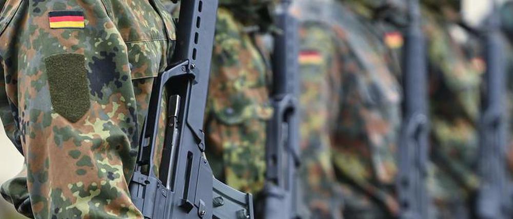 Soldaten der Kurmark-Kaserne in Storkow tragen bei einem Apell Sturmgewehre im Oktober 2020.