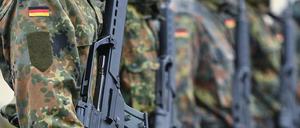 Soldaten der Kurmark-Kaserne in Storkow tragen bei einem Apell Sturmgewehre im Oktober 2020.