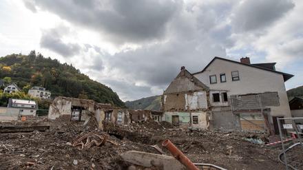 Ein zerstörter Gasthof am Ufer der Ahr in Dernau drei Monate nach der Flutkatastrophe vom Juli 2022. Dass das Klima sich durch Menschenhand katastrophal verändert, steht fest. Nun geht es um die Folgen und welchen Anpassungen für Mensch und Natur nötig sind. Klar ist: weitermachen wie bisher geht nicht. 