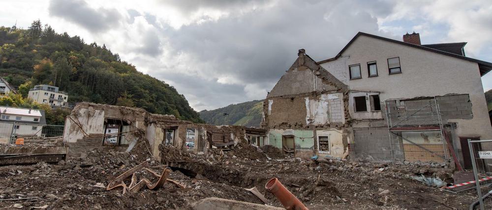 Ein zerstörter Gasthof am Ufer der Ahr in Dernau drei Monate nach der Flutkatastrophe vom Juli 2022. Dass das Klima sich durch Menschenhand katastrophal verändert, steht fest. Nun geht es um die Folgen und welchen Anpassungen für Mensch und Natur nötig sind. Klar ist: weitermachen wie bisher geht nicht.