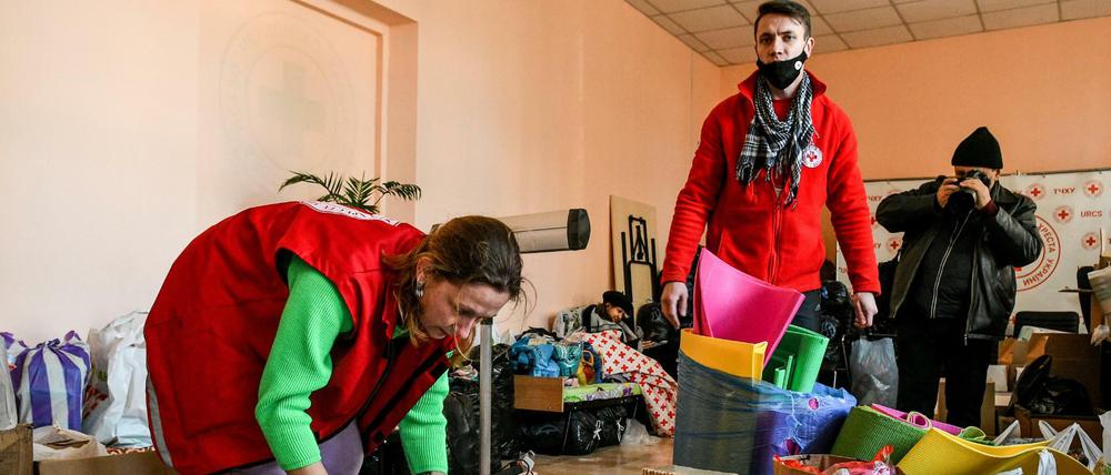 Mitarbeiter vom ukrainischen Roten Kreuz sortieren Spenden m Süden des Landes