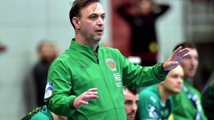 Bob Hanning erschien beim Füchse-Spiel in ungewohnt monotonem Grün.