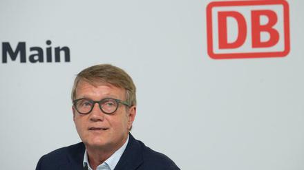 Ronald Pofalla spricht auf einer Pressekonferenz im Juni 2021 über den künftigen Fernbahntunnel unter Frankfurt.