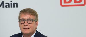 Ronald Pofalla spricht auf einer Pressekonferenz im Juni 2021 über den künftigen Fernbahntunnel unter Frankfurt.