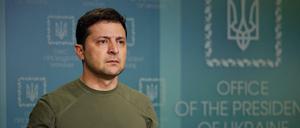 Der ukrainische Präsident Wolodymyr Selenskyj spricht in einer Videobotschaft zu seinem Volk nach dem ersten Kriegstag.