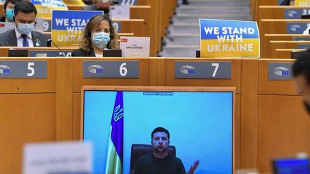Der ukrainische Präsident Selenskyj appelliert bei einer Dringlichkeitssitzung des EU-Parlaments an dessen Solidarität. 