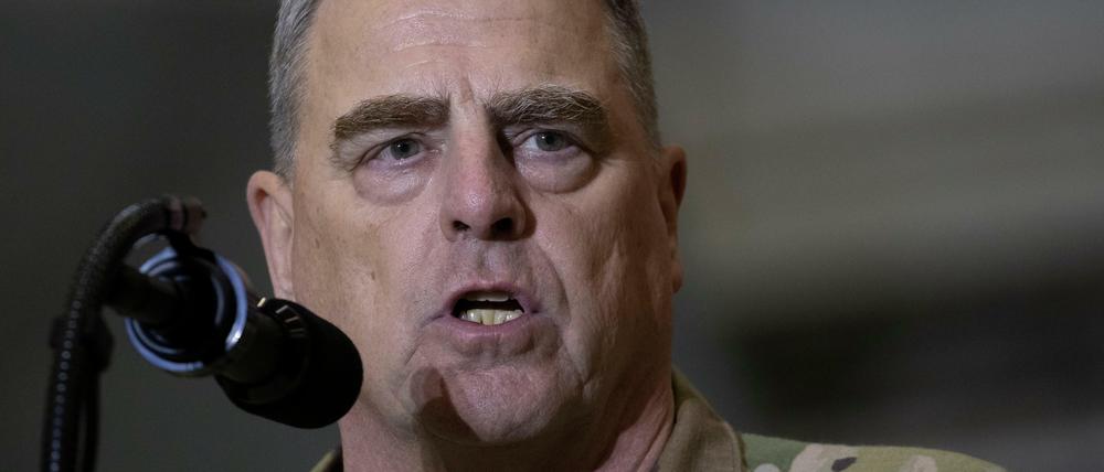 General Mark Milley spricht während des Besuchs von Ex-US-Präsident Trump auf der Bagram Air Base nördlich von Kabul zu Thanksgiving 2019 zu den Mitgliedern des Militärs.
