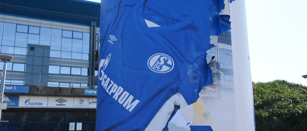 In der Schalker Veltins Arena in Gelsenkirchen müssen erstmal alle Gazprom-Schriftzüge demontiert werden.