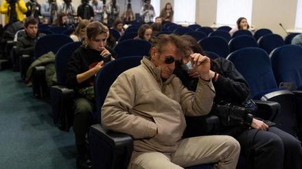 Sean Penn bei einer Pressekonferenz in Kiew.