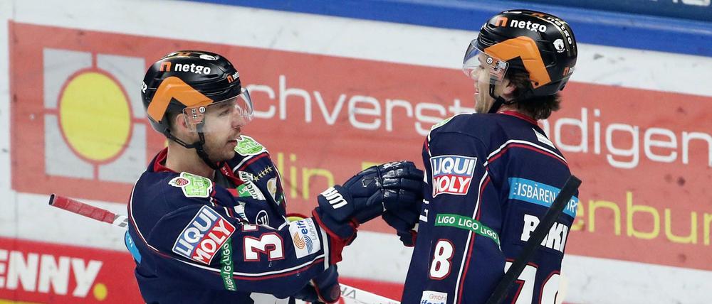 Kevin Clark (links) gratuliert Debütant Dominik Bokk nach dessen Treffer zum 1:0 gegen die Krefelder.